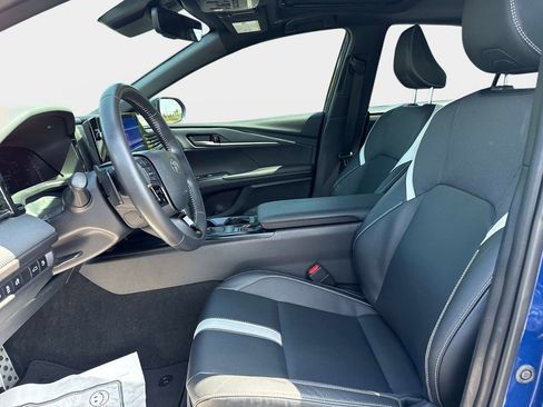 Used 2025 Toyota Camry SE w/ Multimedia Upgrade Package image 17