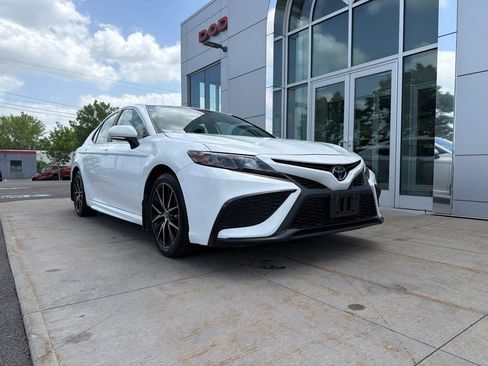 Used 2024 Toyota Camry SE FWD image 2