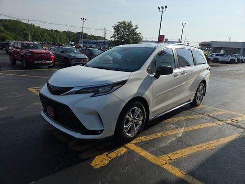 Used 2021 Toyota Sienna XSE FWD image 9