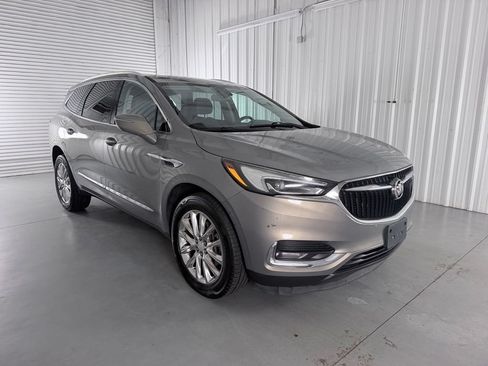 Used 2018 Buick Enclave Essence AWD/4WD image 3