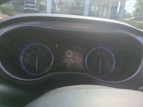 Used 2022 Chrysler Pacifica Touring-L w/ S Appearance Package FWD image 10