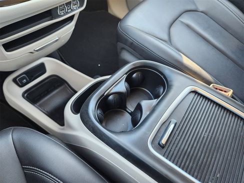 Used 2024 Chrysler Pacifica Touring-L image 20