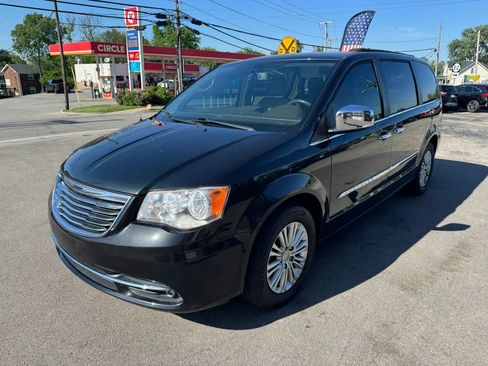 Used 2015 Chrysler Town & Country Touring-L w/ Driver Convenience Group image 4