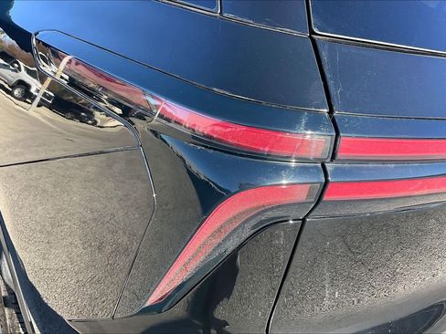 Used 2025 Chevrolet Traverse LT image 28