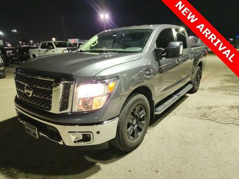 Used 2017 Nissan Titan SV image 7