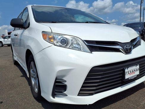 Used 2020 Toyota Sienna L image 9
