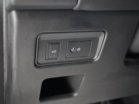 Used 2024 Land Rover Discovery Dynamic SE image 19