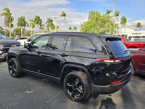 Used 2025 Jeep Grand Cherokee Altitude image 4
