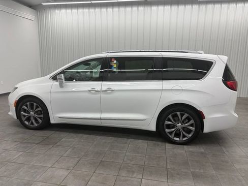 Used 2018 Chrysler Pacifica Limited w/ Tire & Wheel Group FWD image 6