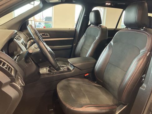 Used 2019 Ford Explorer XLT w/ Equipment Group 202A image 13