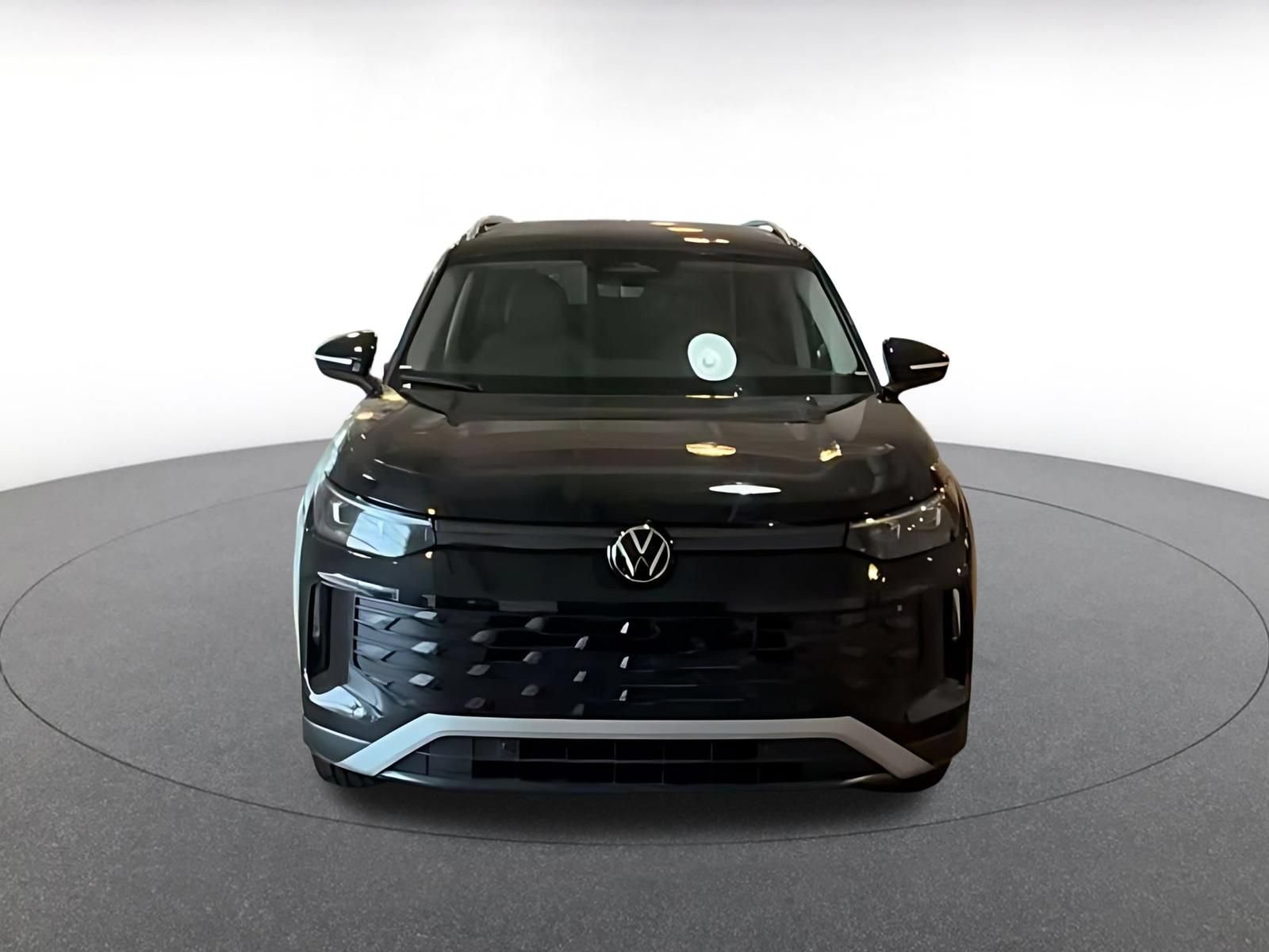 Used 2026 Volkswagen Tiguan SE AWD/4WD image 8
