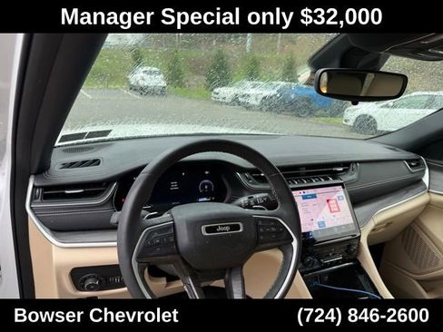 Used 2023 Jeep Grand Cherokee Limited w/ Trailer Tow Prep Group (B) AWD/4WD image 3