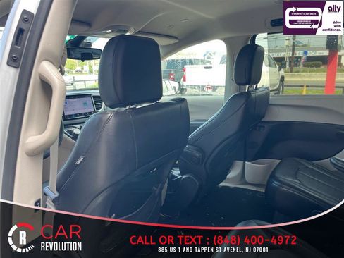 Used 2024 Chrysler Pacifica Touring-L FWD image 35
