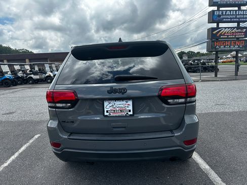 Used 2019 Jeep Grand Cherokee Laredo image 6