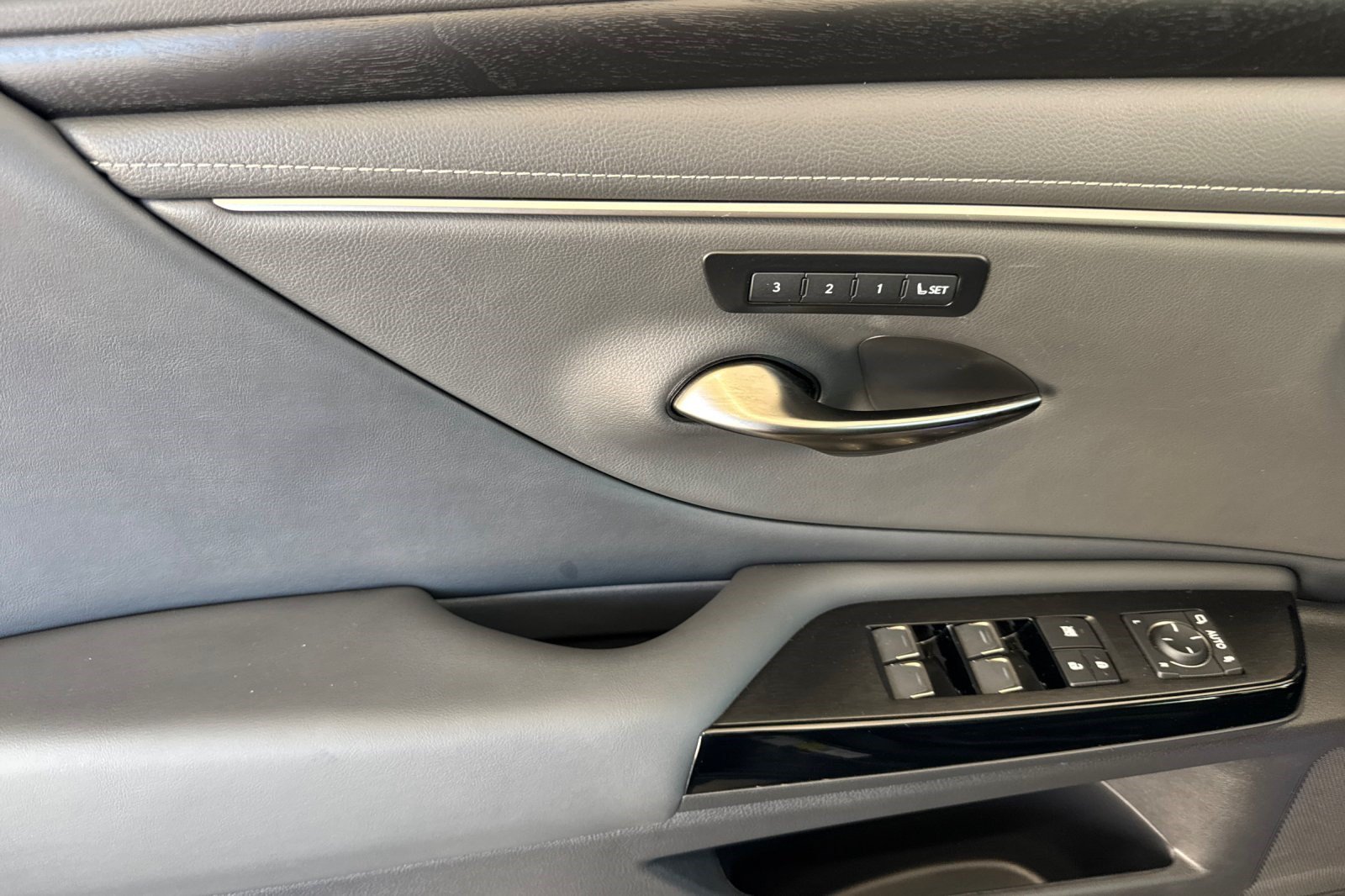 Certified 2025 Lexus ES 300h w/ Premium Package FWD image 12
