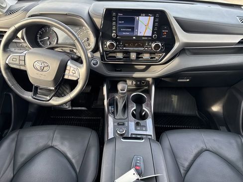 Used 2021 Toyota Highlander Limited image 19