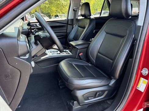 Certified 2022 Ford Explorer XLT w/ Equipment Group 202A RWD image 13