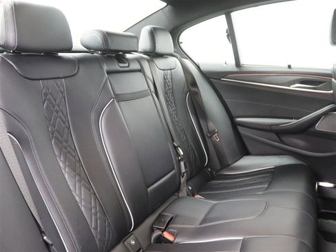 Used 2022 BMW M550i xDrive w/ Executive Package image 18