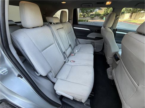 Used 2019 Toyota Highlander LE FWD image 21