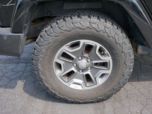 Used 2013 Jeep Wrangler Unlimited Rubicon w/ Connectivity Group AWD/4WD image 8