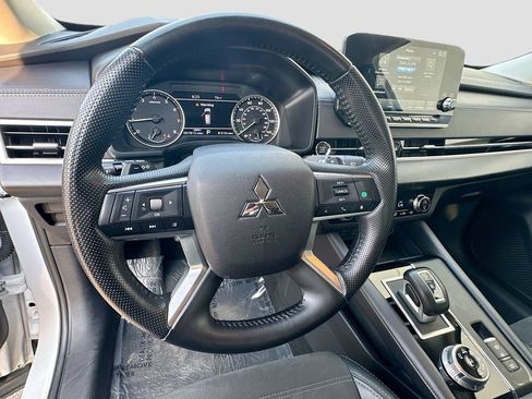 Used 2024 Mitsubishi Outlander SE AWD/4WD image 11