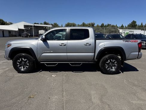 Used 2018 Toyota Tacoma TRD Off-Road w/ Technology Package AWD/4WD image 2