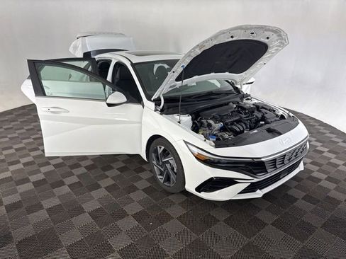 Used 2025 Hyundai Elantra SEL FWD image 15