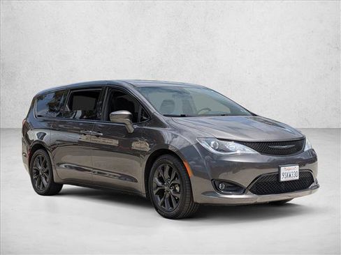 Used 2019 Chrysler Pacifica Touring Plus w/ S Appearance Package FWD image 3