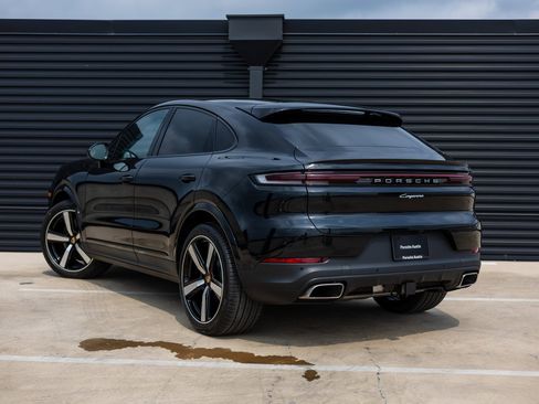 Certified 2025 Porsche Cayenne Coupe image 3