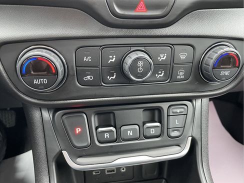 Used 2020 GMC Terrain SLE w/ Driver Convenience Package image 29