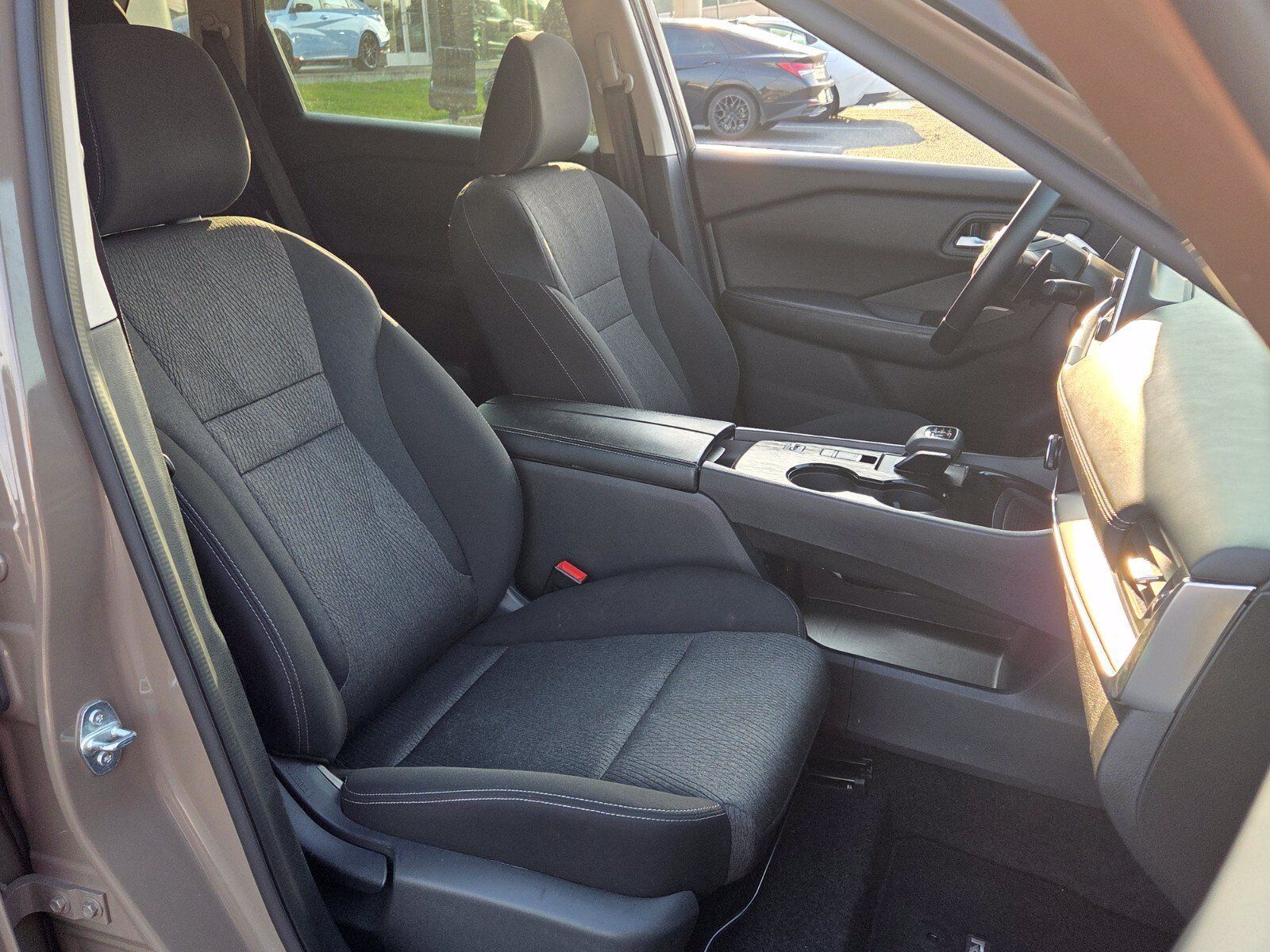 Used 2025 Nissan Rogue SV FWD image 16
