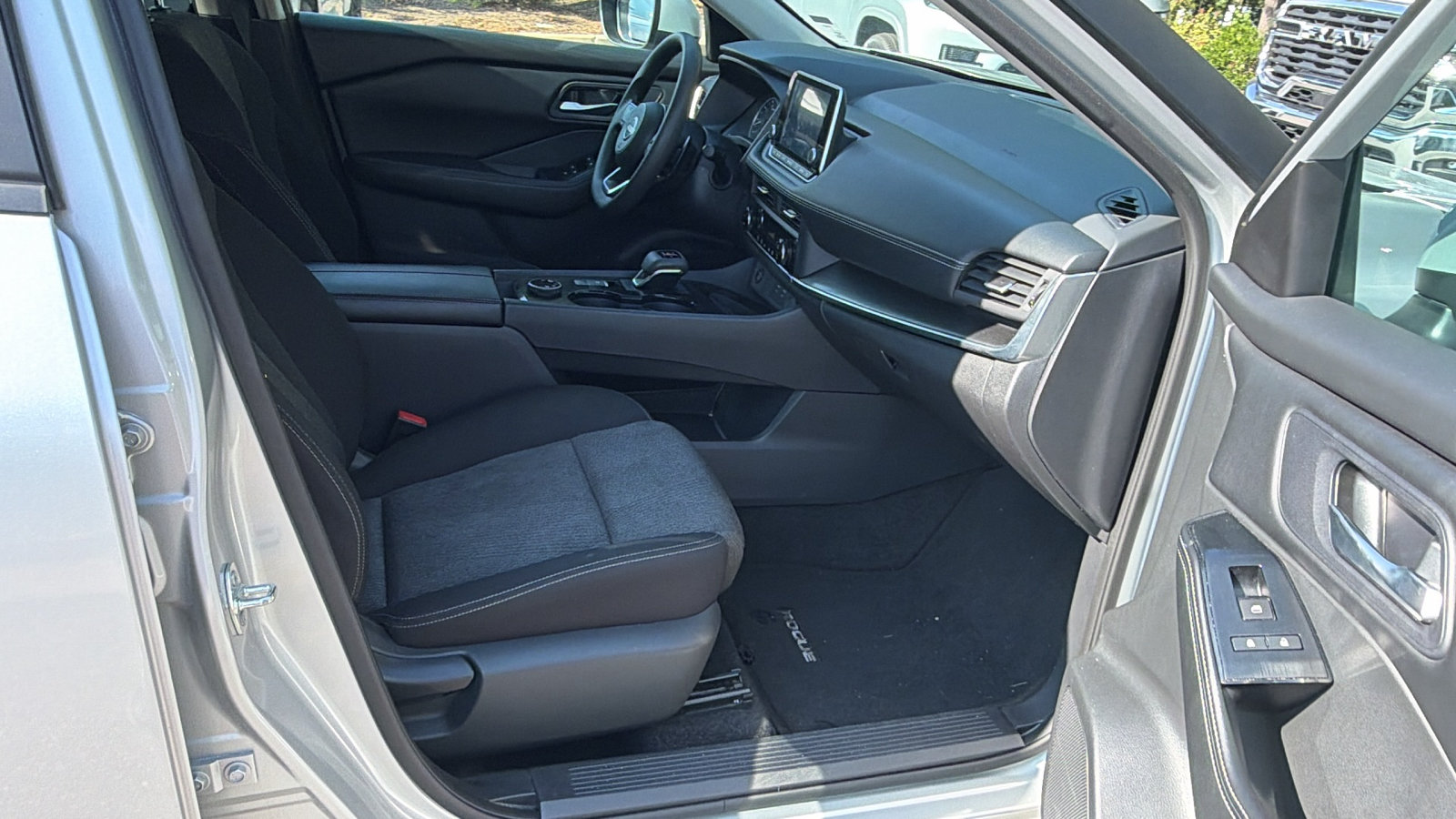 Used 2024 Nissan Rogue SV AWD/4WD image 19