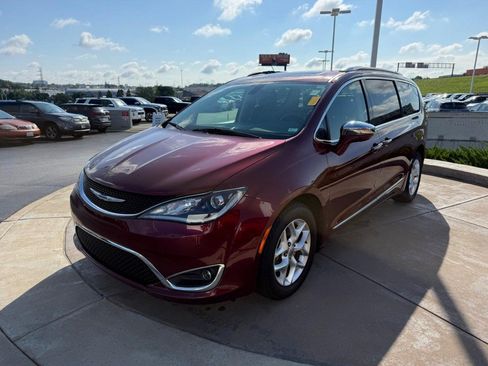 Used 2020 Chrysler Pacifica Limited FWD image 12
