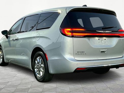 Used 2024 Chrysler Pacifica Touring-L image 4