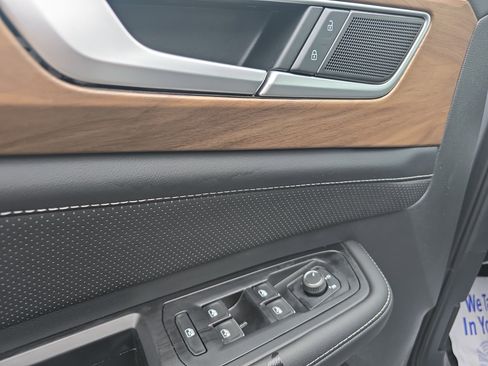 Used 2025 Volkswagen Atlas SE image 19