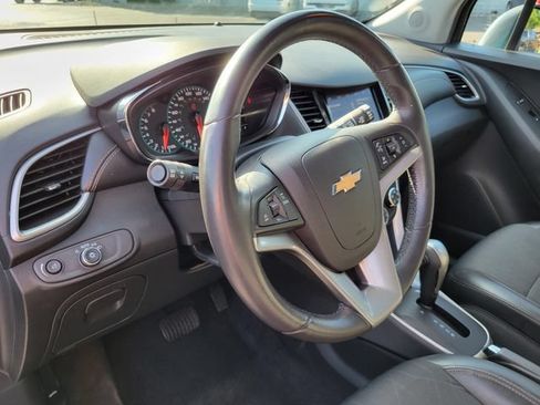 Used 2022 Chevrolet Trax LT w/ LT Convenience Package AWD/4WD image 10