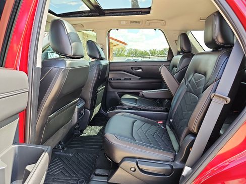 Used 2025 Nissan Pathfinder Platinum image 11