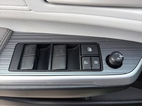 Used 2025 Toyota Sienna LE w/ LE Plus Package AWD/4WD image 29