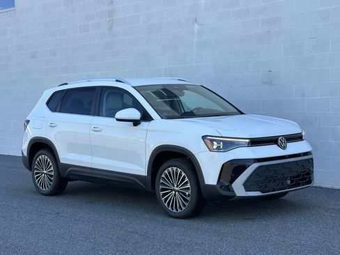 New 2026 Volkswagen Taos SE image 8