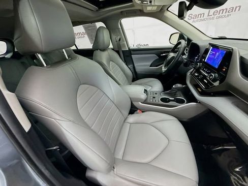 Used 2023 Toyota Highlander XLE AWD/4WD image 30
