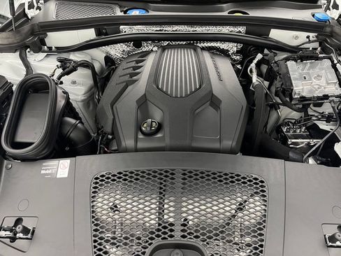 Certified 2025 Porsche Macan image 28