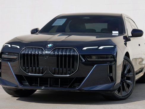Used 2024 BMW 740i w/ Premium Package 2 RWD image 3