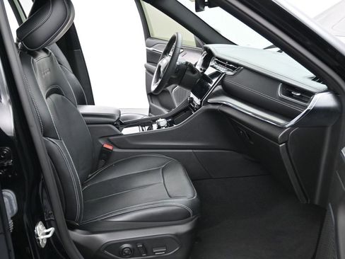 Used 2023 Jeep Grand Cherokee Overland image 11