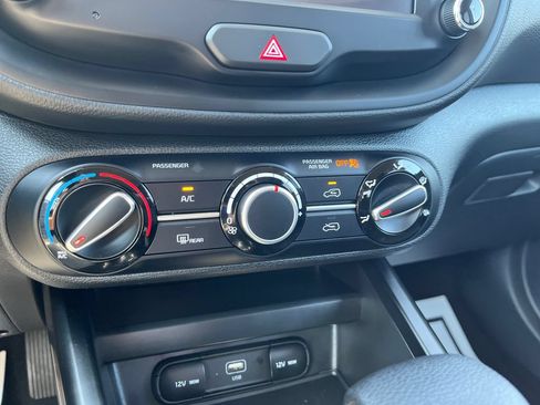 Used 2025 Kia Soul LX w/ LX Technology Package FWD image 19