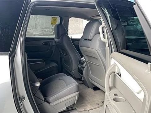 Used 2016 Chevrolet Traverse LT w/ Style and Technology Package FWD image 4