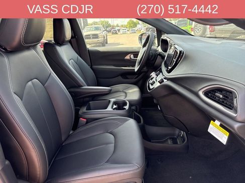 New 2026 Chrysler Pacifica Select image 35