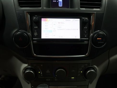Used 2013 Toyota Highlander Plus AWD/4WD image 24