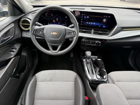 Used 2025 Chevrolet Trax LT FWD image 15