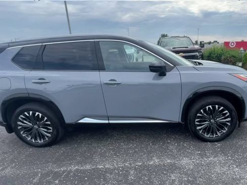 Used 2024 Nissan Rogue Platinum AWD/4WD image 2