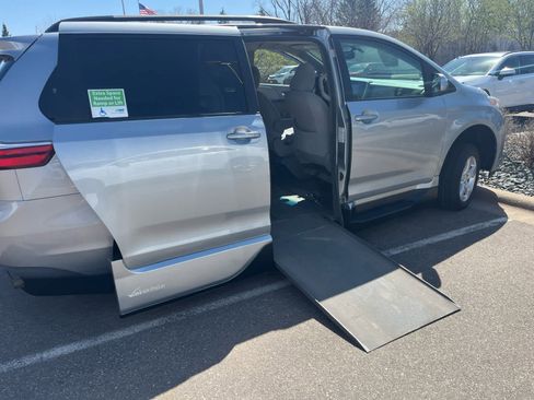 Used 2015 Toyota Sienna LE FWD image 9